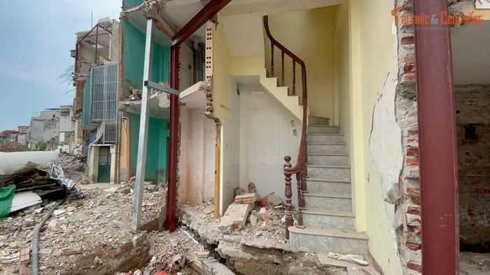 Phần cầu thang là hạng mục gần như còn nguyên vẹn của một căn nhà sau khi bị cắt xén. Diện tích còn lại chỉ chiếm phần nhỏ so với hiện trạng trước khi giải phóng mặt bằng.