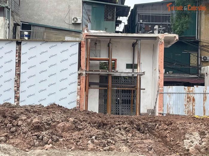 Quá trình thu hồi đất để mở rộng tuyến đường đã để lại nhiều thửa đất có diện tích nhỏ, hình dạng không vuông vắn dọc hai bên tuyến. Một số khu đất hẹp, méo hoặc bị vát theo ranh giới thu hồi, gây khó khăn cho việc sử dụng và chỉnh trang.