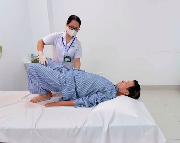  Hướng dẫn bệnh nhân tập phục hồi chức năng - Ảnh BVCC 