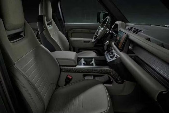 BMW đã có thể bù đắp cho công suất thấp hơn của động cơ bằng cách tăng công suất động cơ điện, giữ cho tổng công suất không thay đổi. Điều đó không xảy ra ở đây vì OCTA sử dụng cấu hình chỉ có động cơ V8 chứ không phải hệ thống truyền động hybrid cắm điện.