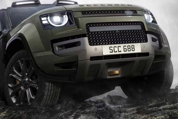 Đầu năm nay, chính BMW cũng đã phải giảm công suất động cơ trên mẫu M5 phiên bản châu Âu để đáp ứng các tiêu chuẩn khí thải khắt khe hơn. Tuy nhiên, động cơ 8 xi-lanh chỉ mất 41 mã lực, so với mức giảm 93 mã lực của Defender.