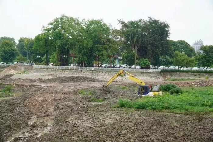 Một trong những hạng mục quan trọng của dự án là nạo vét lòng hồ. Sau nhiều năm bùn đất bồi lắng, việc xử lý khoảng 60.000 m³ bùn nhằm cải thiện chất lượng nguồn nước, tăng dung tích chứa và nâng cao khả năng điều hòa của hồ Ba Mẫu.