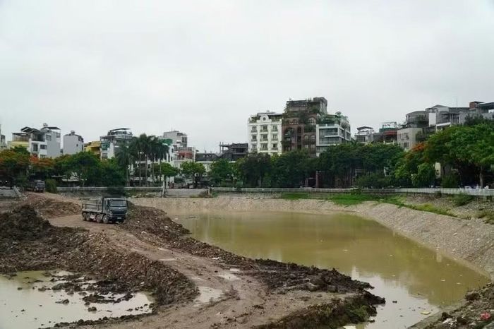 Không chỉ mang ý nghĩa chỉnh trang cảnh quan, việc cải tạo hồ Ba Mẫu còn góp phần nâng cao khả năng điều hòa nguồn nước và giảm áp lực cho hệ thống thoát nước của khu vực. Đây là một trong những giải pháp nhằm hạn chế tình trạng ngập úng cục bộ khi xuất hiện mưa lớn.