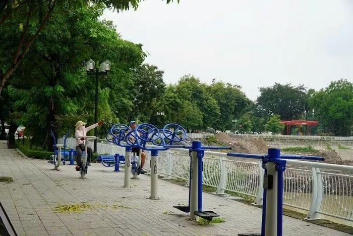 Bên cạnh các hạng mục kỹ thuật, dự án còn cải tạo lối đi ven hồ, bổ sung cây xanh và chỉnh trang không gian công cộng. Sau khi hoàn thành, người dân sẽ có thêm không gian đi bộ, tập luyện thể dục và sinh hoạt ngoài trời.
