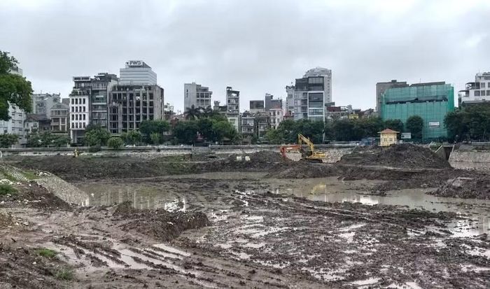 Sau khi hoàn thành, hồ Ba Mẫu sẽ có diện mạo mới với hạ tầng đồng bộ, môi trường được cải thiện và không gian xanh được mở rộng. Dự án cũng là một trong những hạng mục Hà Nội triển khai nhằm nâng cấp hệ thống hồ nội đô, gắn với mục tiêu chỉnh trang đô thị và nâng cao chất lượng sống của người dân. Ảnh sử dụng trong bài: Fanpage Phường Văn Miếu - Quốc Tử Giám.