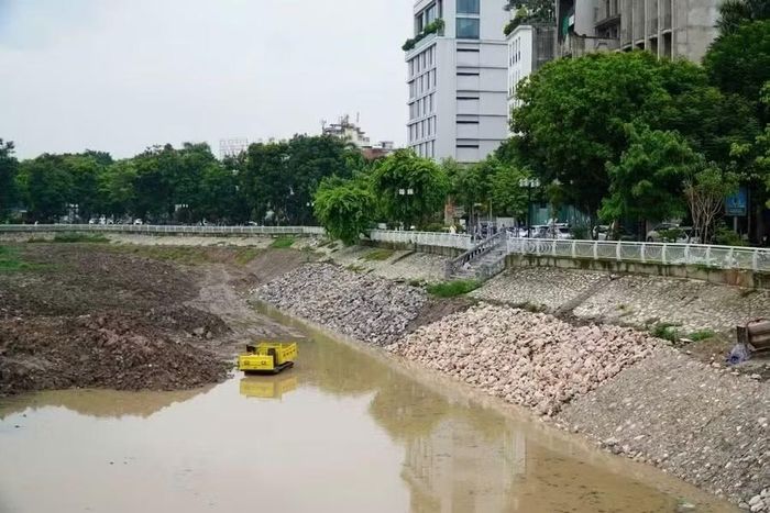 Nhiều đoạn bờ hồ đang được tháo dỡ, gia cố và hoàn thiện theo thiết kế mới. Việc cải tạo không chỉ nhằm bảo đảm an toàn công trình mà còn chỉnh trang cảnh quan, tạo sự đồng bộ giữa hạ tầng ven hồ và không gian đô thị xung quanh.