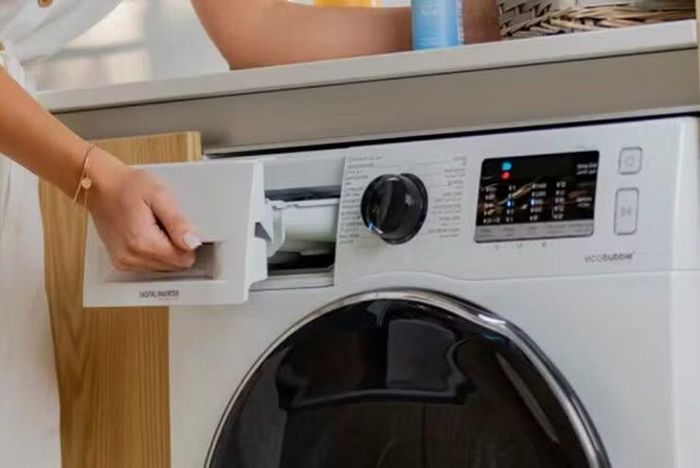 Đổ nước giặt và nước xả đúng ngăn giúp quần áo sạch hơn, tiết kiệm chất tẩy rửa và bảo vệ máy giặt trong quá trình sử dụng.