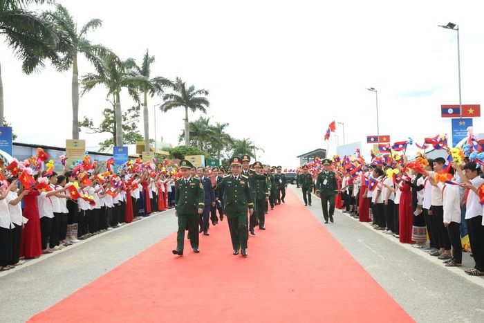 Đoàn Việt Nam từ Cửa khẩu Thanh Thủy (Việt Nam) di chuyển về phía Cửa khẩu Nam On (Lào). Ảnh: Khánh Toàn.