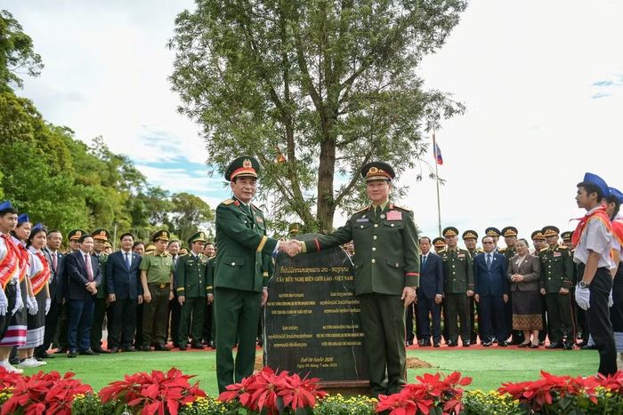 Đại tướng Phan Văn Giang và Đại tướng Khamliang Outhakaysone trồng cây hữu nghị trong khuôn viên cột mốc phía Lào. Ảnh: Trần Nam.