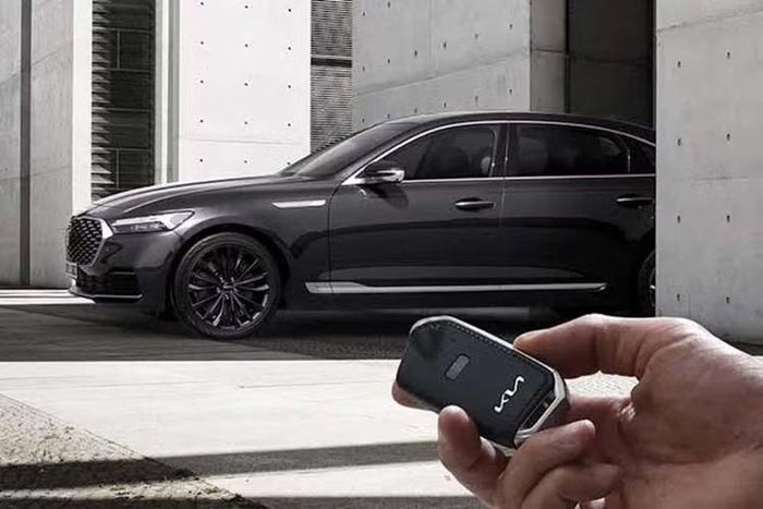 Việc dừng sản xuất K9 sẽ giúp Kia giải phóng nguồn lực nghiên cứu và phát triển để tập trung vào các dự án có khả năng sinh lời cao hơn. Bên cạnh đó, dây chuyền sản xuất từng dành cho mẫu sedan này sẽ được chuyển sang phục vụ các dòng xe điện và xe chuyên dụng PBV (Purpose-Built Vehicle) trong tương lai.
