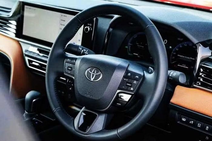 Một chi tiết đáng chú ý là Toyota từng trưng bày một biến thể Camry mang phong cách thể thao tại triển lãm SEMA 2025 ở Las Vegas. Vì vậy, hồ sơ đăng ký nhãn hiệu mới được xem là tín hiệu cho thấy hãng xe Nhật Bản có thể đang nghiêm túc đưa phiên bản này lên dây chuyền sản xuất.