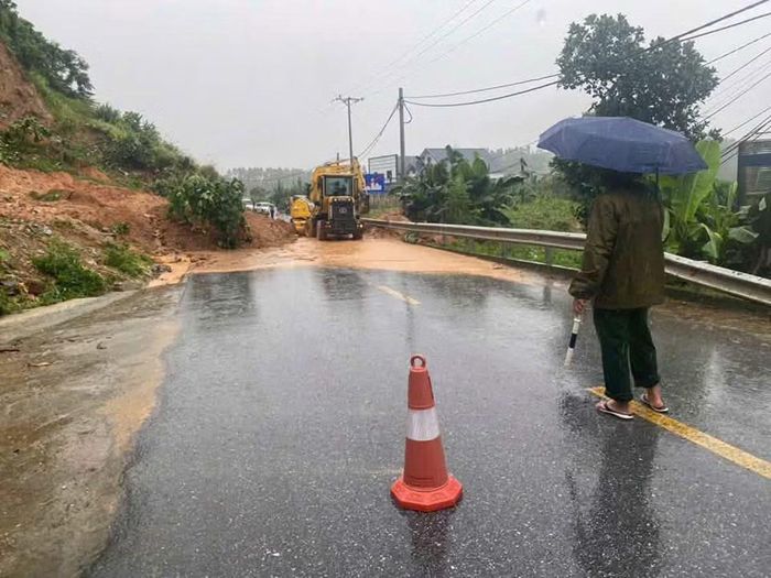 Lực lượng chức năng khẩn trương khắc phục điểm sạt lở.