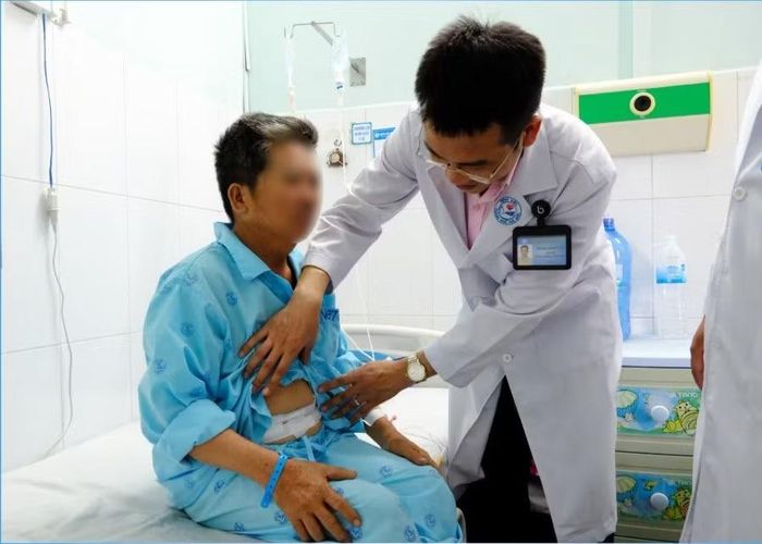 Bác sĩ thăm khám cho bệnh nhân sau phẫu thuật - Ảnh BVCC