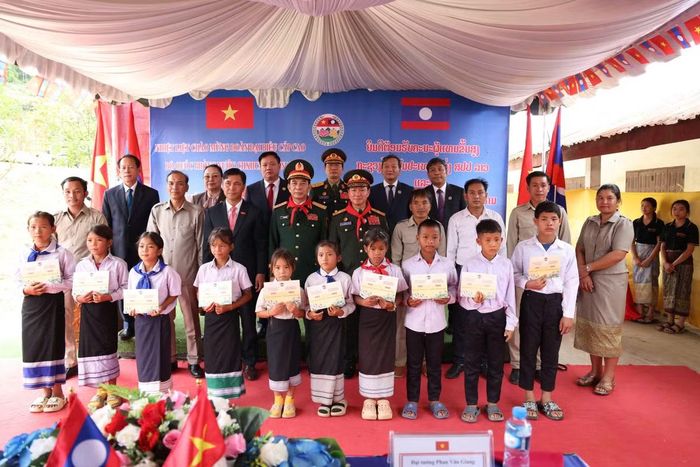 Đại tướng Phan Văn Giang và Đại tướng Khamliang Outhakaysone trao học bổng tặng các em học sinh có hoàn cảnh khó khăn Trường Tiểu học Thongnammoun. Ảnh: Song Ngư.