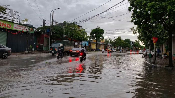  Sau khi mưa giảm, tình trạng giao thông trên nhiều tuyến đường dần được cải thiện. 