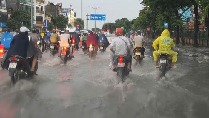  Dòng phương tiện nối dài trên đường Giải Phóng trong cơn mưa lớn giờ cao điểm. 