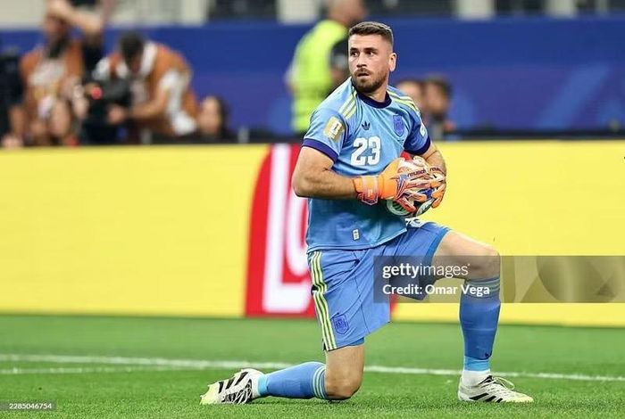 Thủ môn Unai Simon: Thủ môn Tây Ban Nha được FotMob chấm 8,4 điểm sau trận thắng Bồ Đào Nha 1-0. Anh có 2 pha cứu thua quan trọng trước Cristiano Ronaldo giúp Tây Ban Nha giữ sạch lưới và đứng vững ở thời điểm then chốt.