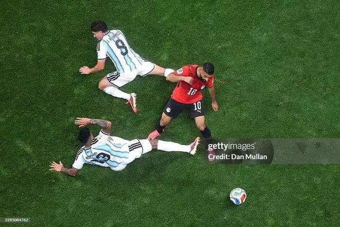 Hậu vệ Cristian Romero: Romero mở màn cuộc hồi sinh của Argentina trước Ai Cập bằng pha đánh đầu rút ngắn tỷ số xuống 1-2. Bàn thắng ấy kéo nhà đương kim vô địch trở lại từ bờ vực, trước khi Lionel Messi và Enzo Fernandez ghi bàn hoàn tất màn ngược dòng 3-2.