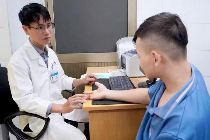 Bác sĩ thăm khám cho bệnh nhân K.