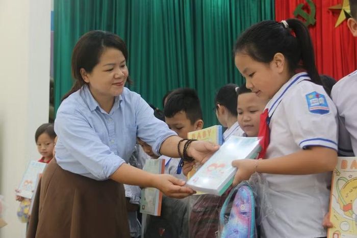 Việc dùng chung một bộ sách giáo khoa giúp phụ huynh mua sắm thuận lợi hơn.