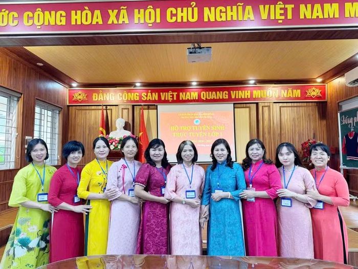 Các cán bộ, giáo viên tham gia hỗ trợ phụ huynh tới thực hiện đăng ký tuyển sinh trực tuyến vào lớp 1 tại Trường Tiểu học Yên Thường, xã Phù Đổng.