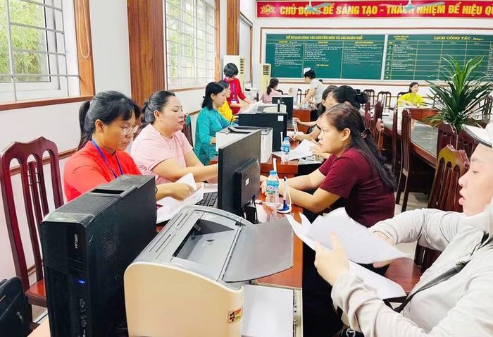 Mọi thắc mắc của phụ huynh học sinh đều được các cán bộ tuyển sinh giải thích cặn kẽ, chi tiết.