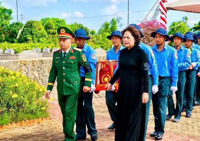 Phó Chủ tịch Quốc hội Nguyễn Thị Hồng; Phó Chủ nhiệm Tổng cục Chính trị Quân đội nhân dân Việt Nam Lê Quang Minh; cùng các đại biểu đưa hài cốt liệt sĩ về nơi an nghỉ.