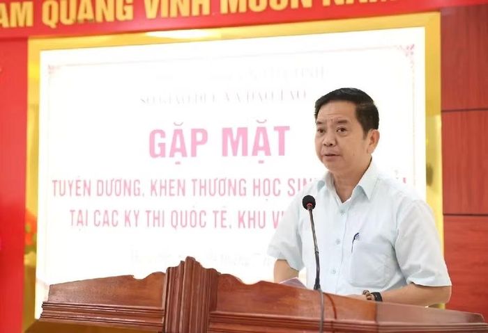 Giám đốc Sở GD&ĐT Hà Tĩnh biểu dương thành tích của các học sinh đạt giải tại các Kỳ thi quốc tế.