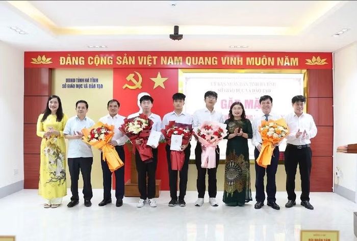 Bà Nguyễn Thị Nguyệt, Phó Chủ tịch UBND tỉnh Hà Tĩnh và ông Bùi Nhân Sâm, Giám đốc Sở GD&ĐT tặng hoa chúc mừng BGH Trường THPT chuyên Hà Tĩnh.