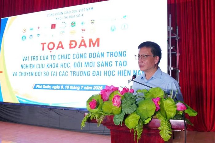 TS Nguyễn Ngọc Ân, Chủ tịch Công đoàn Giáo dục Việt Nam, phát biểu chỉ đạo tại tọa đàm.