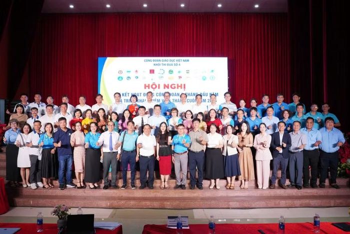 Các đại biểu chụp ảnh lưu niệm tại hội nghị.