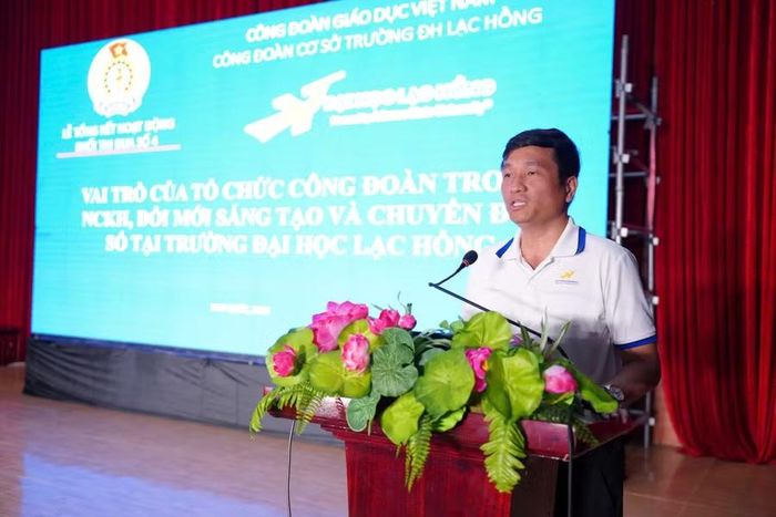 Các đại biểu trình bày tham luận tại tọa đàm.
