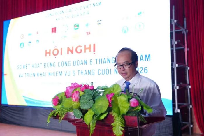 TS Ngô Văn Thiện, Chủ tịch CĐCS Trường ĐH Kiên Giang, phát biểu tại hội nghị.