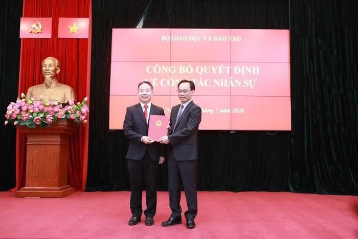 Bộ trưởng Hoàng Minh Sơn trao quyết định điều động, bổ nhiệm GS.TS Nguyễn Ngọc Hà - Phó Cục trưởng Cục Quản lý chất lượng, giữ chức vụ Phó Hiệu trưởng Trường Đại học Sư phạm Hà Nội.