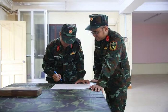 Cán bộ, chiến sĩ Đội tìm kiếm, quy tập hài cốt liệt sĩ thảo luận các phương án tìm kiếm.