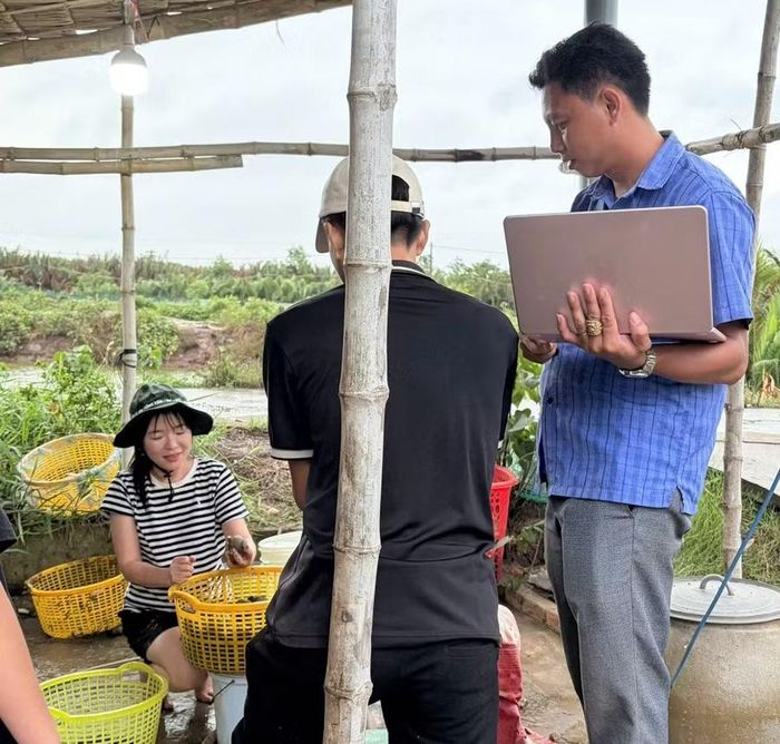 Nữ Bí thư xã mộc mạc khi quay video giới thiệu sản vật quê hương.
