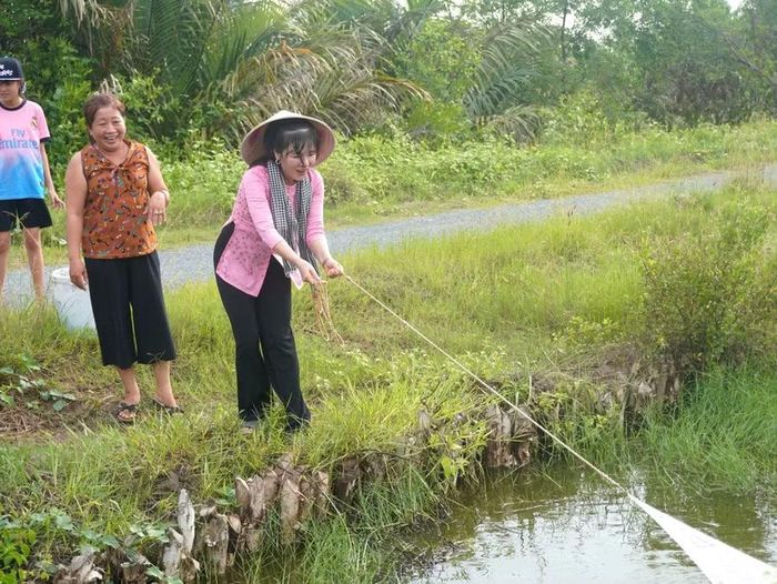 Để có những video thu hút người xem, nữ Bí thư xã Long Vĩnh không ngại dấn thân vào các hoạt động sản xuất, sinh hoạt của người dân.