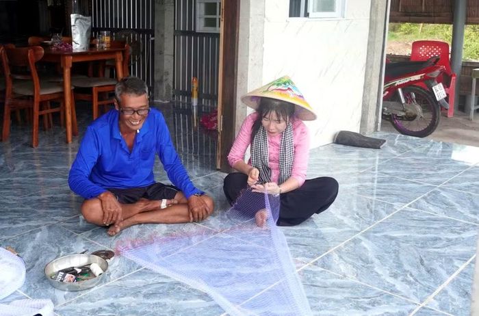 Nữ Bí thư xã trong một lần cùng người dân quay video.