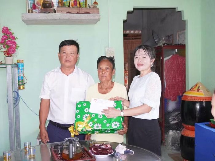 Giữa bộn bề ý tưởng để phát triển quê hương, chị Thái Thị Mỹ Dung vẫn sắp xếp để hài hòa giữa công việc và thời gian để quay video.