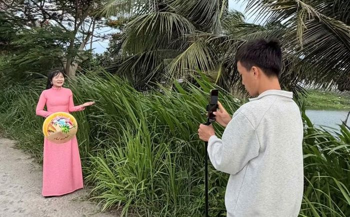 Nữ Bí thư xã xây kênh mạng xã hội để quảng bá hình ảnh quê hương.