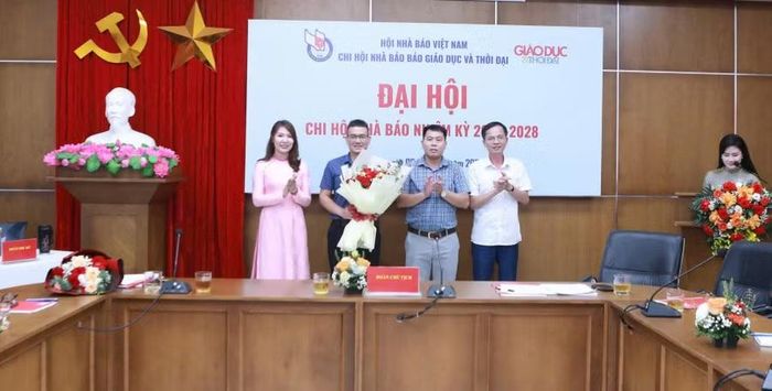 Đại diện Công đoàn Báo Giáo dục và Thời đại chúc mừng Đại hội thành công.