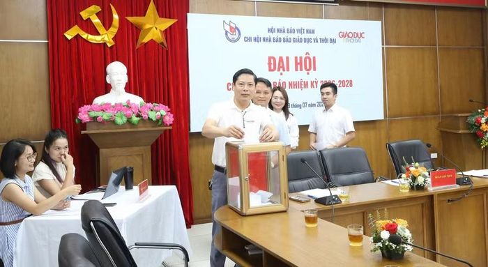 Các đại biểu bỏ phiếu.