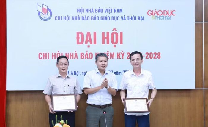 Nhà báo Nguyễn Đức Tuân trao Giấy khen cho các tập thể.