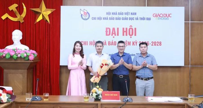 Ban Thư ký Chi hội Nhà báo Báo Giáo dục và Thời đại nhiệm kỳ 2026 - 2028 tặng hoa tri ân nhà báo Nguyễn Đức Tuân.