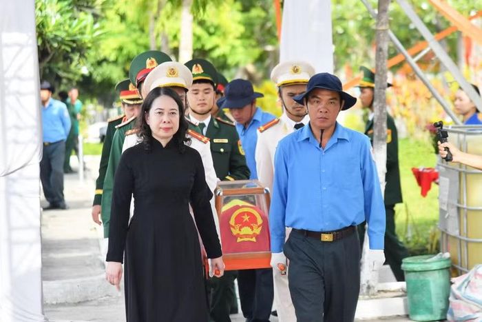 Phó Chủ tịch nước Võ Thị Ánh Xuân dự Lễ viếng, truy điệu và an táng 235 hài cốt liệt sĩ tại An Giang.