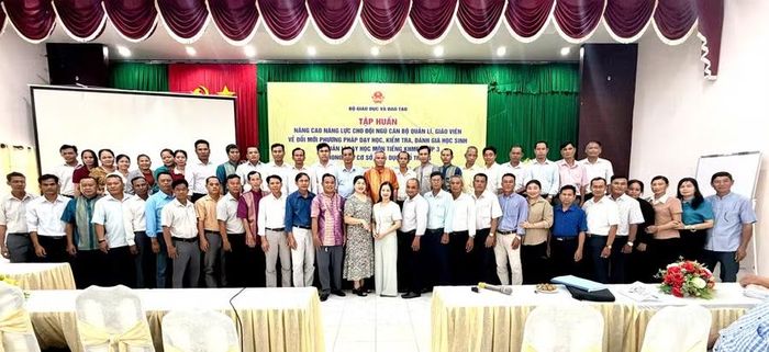 Đại biểu chụp ảnh lưu niệm.