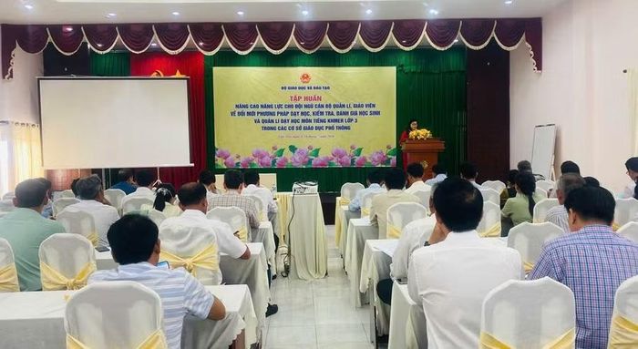 Cán bộ quản lý, giáo viên tham gia Hội nghị tập huấn.