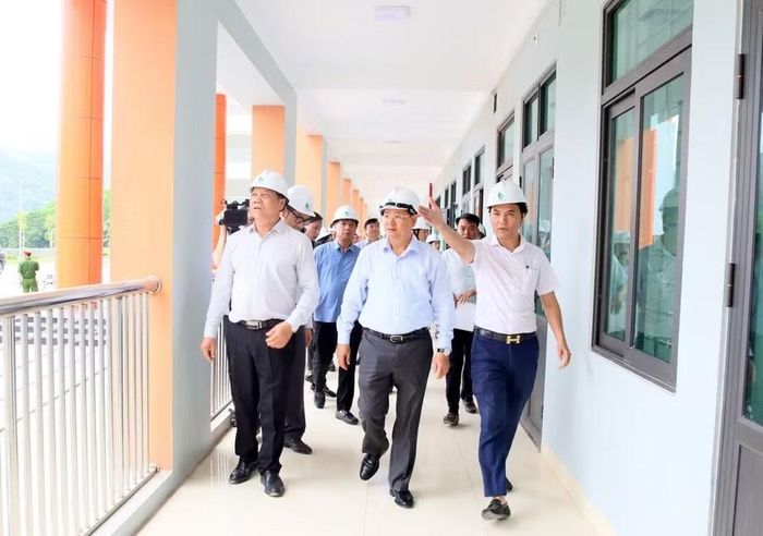 Ông Lê Minh Ngân, Bí Thư Tỉnh ủy Lai Châu (đứng giữa) kiểm tra tình hình xây dựng Trường PTNT liên cấp TH&THCS Phong Thổ.