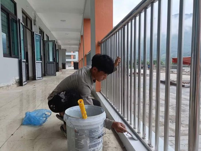 Công nhân hoàn thiện các hạng mục cuối của Dự án.