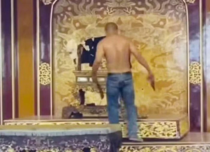 Hồ Văn Phương Tâm xông vào ngai vàng tại Điện Thái Hòa và phá hoại báu vật quốc gia triều Nguyễn.